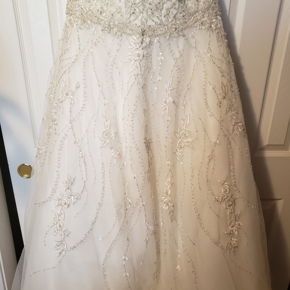 Bridal gown - Picture 3 of 5